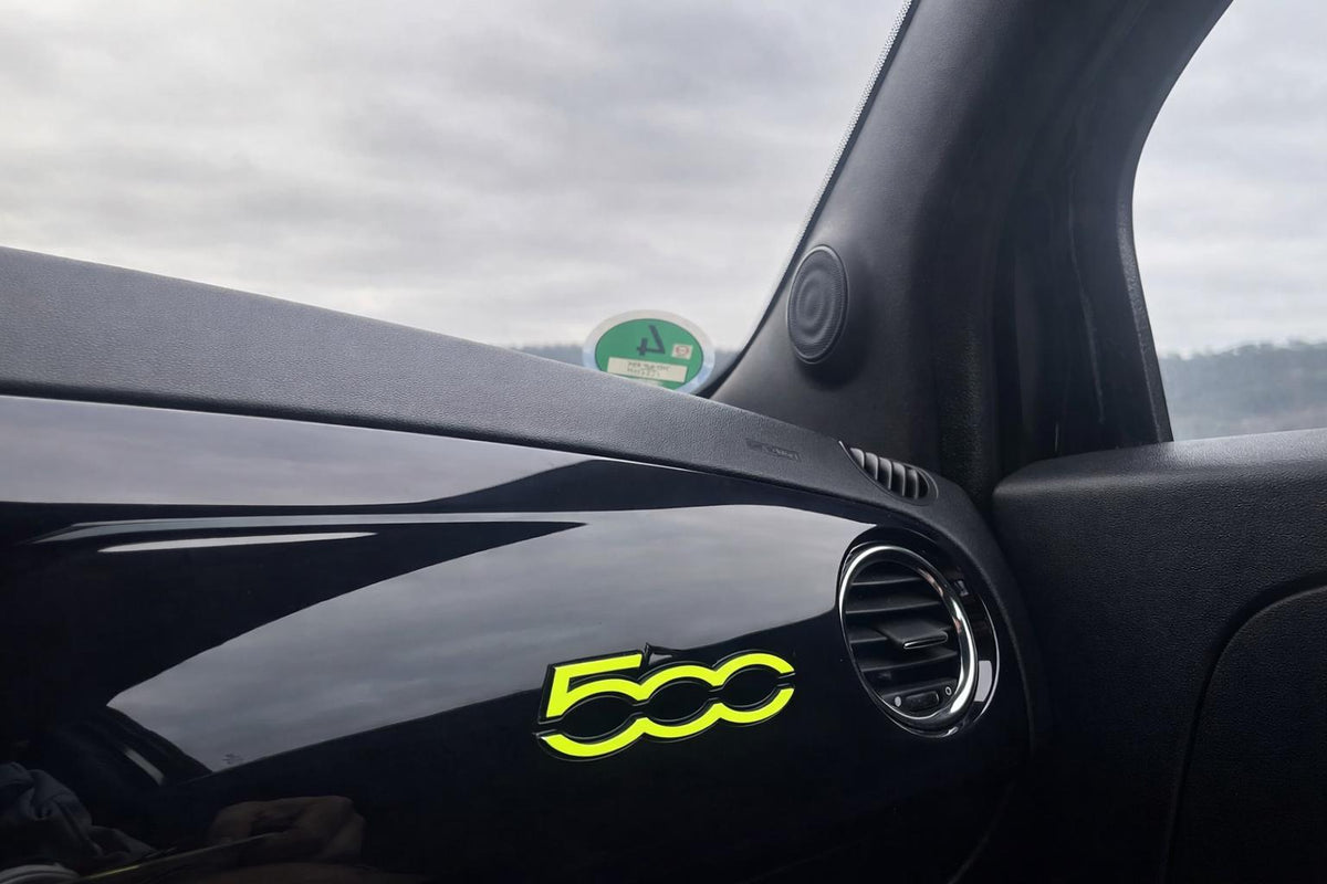 Fiat 500 Abarth Emblem-Overlay Armaturenbrett – Wunschfarbe