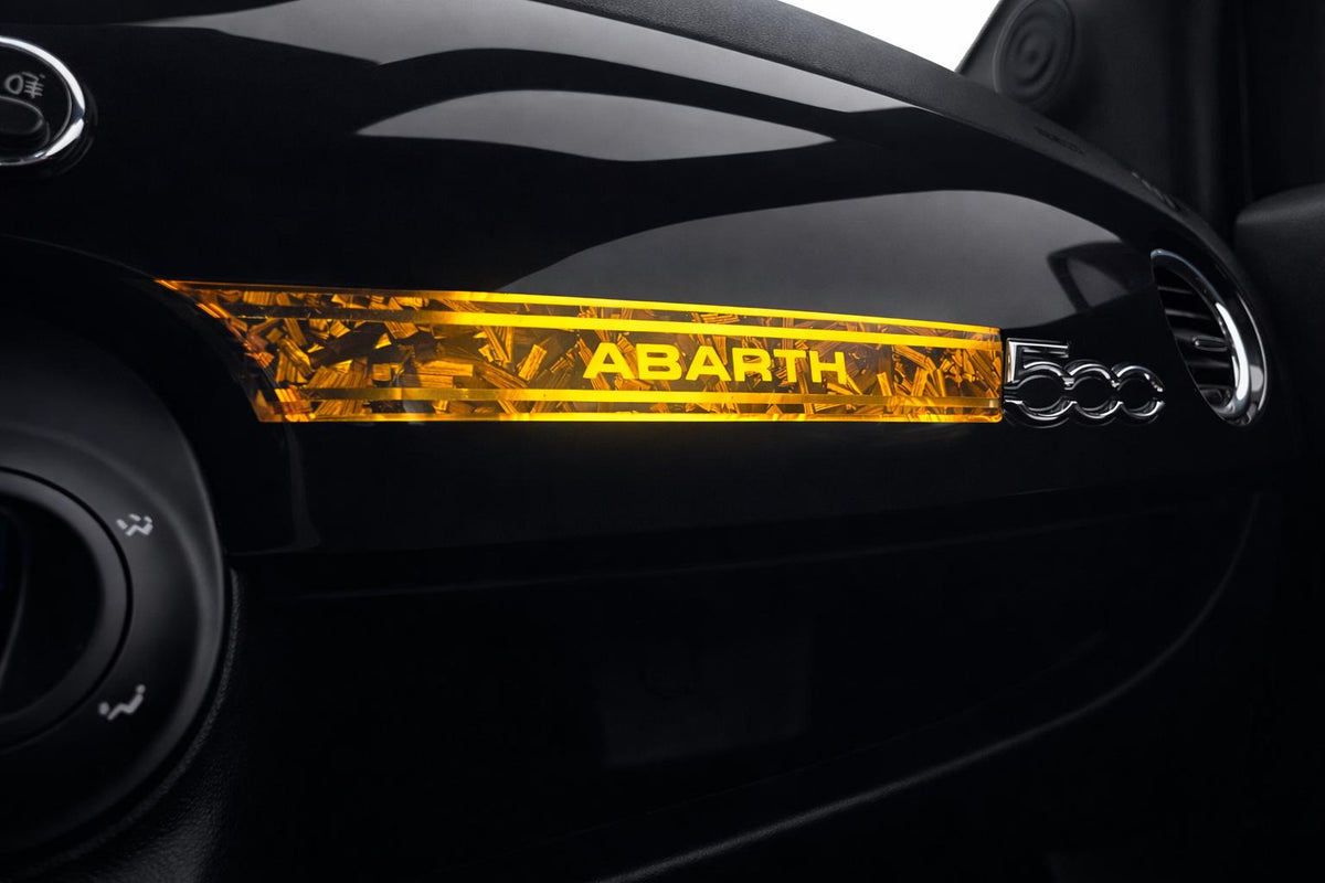 Fiat 500 Abarth Schriftzug-Overlay Armaturenbrett – Wunschfarbe