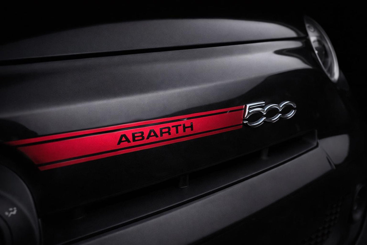 Fiat 500 Abarth Schriftzug-Overlay Armaturenbrett – Wunschfarbe