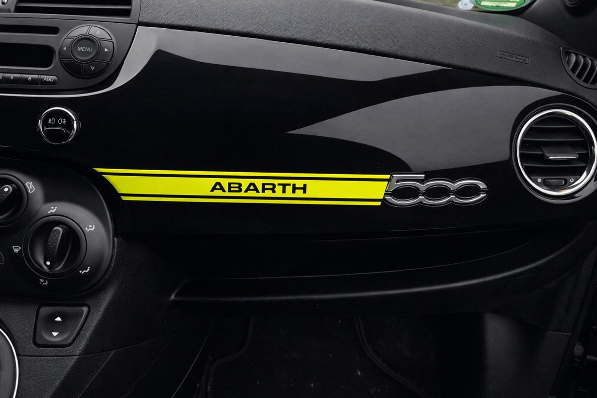Fiat 500 Abarth Schriftzug-Overlay Armaturenbrett – Wunschfarbe