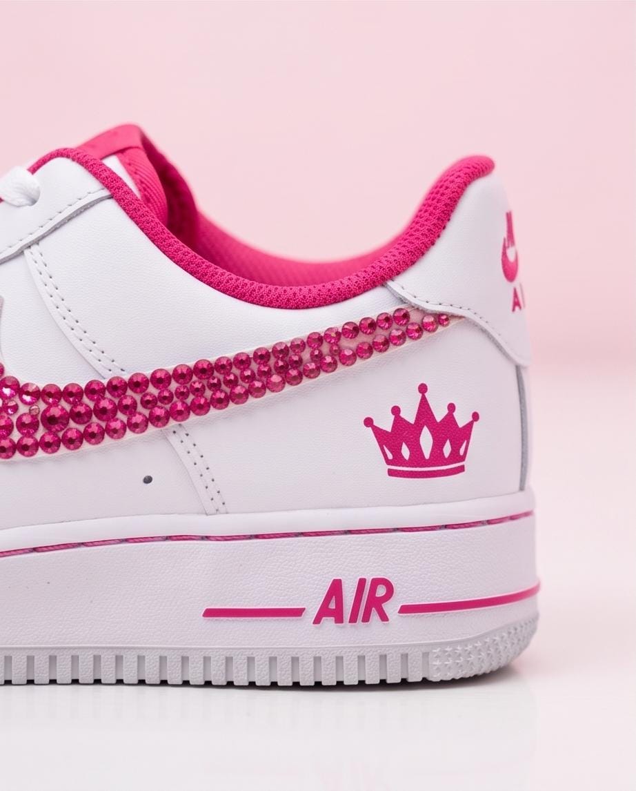 Custom Bling Sneaker mit pinken Strasssteinen – handveredelt