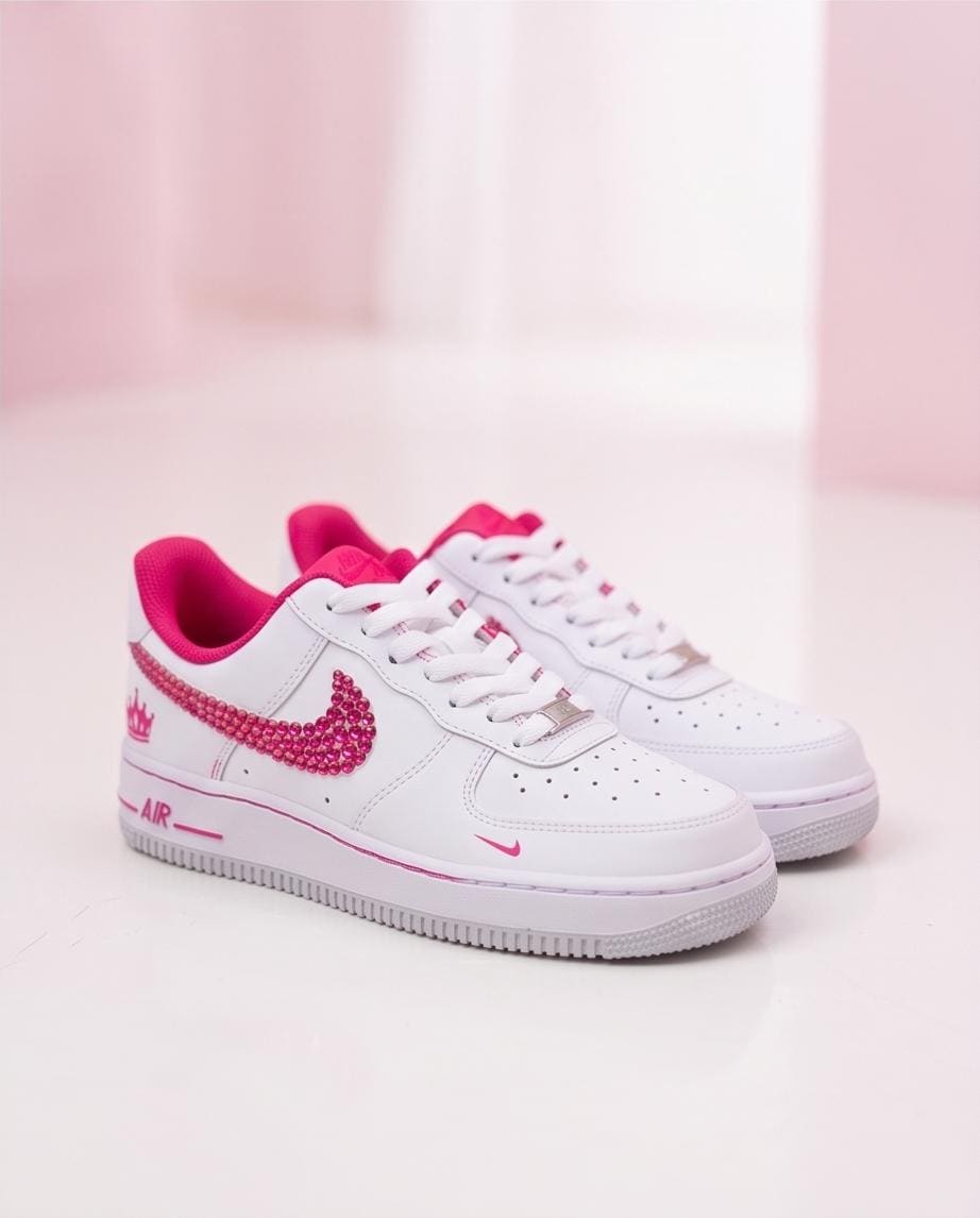 Custom Bling Sneaker mit pinken Strasssteinen – handveredelt