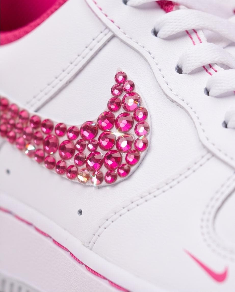 Custom Bling Sneaker mit pinken Strasssteinen – handveredelt