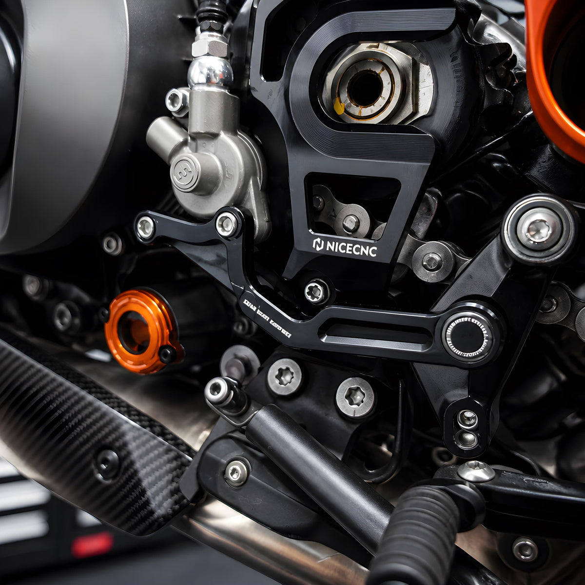KTM 1290 Super Duke R Schaltwellenabstützung CNC (2020–2024)