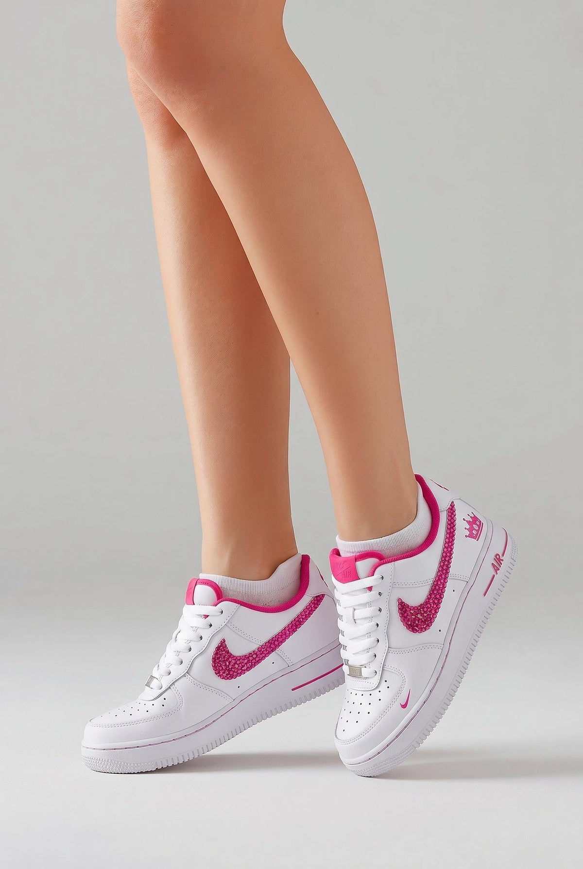 Custom Bling Sneaker mit pinken Strasssteinen – handveredelt