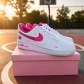 Custom Bling Sneaker mit pinken Strasssteinen – handveredelt