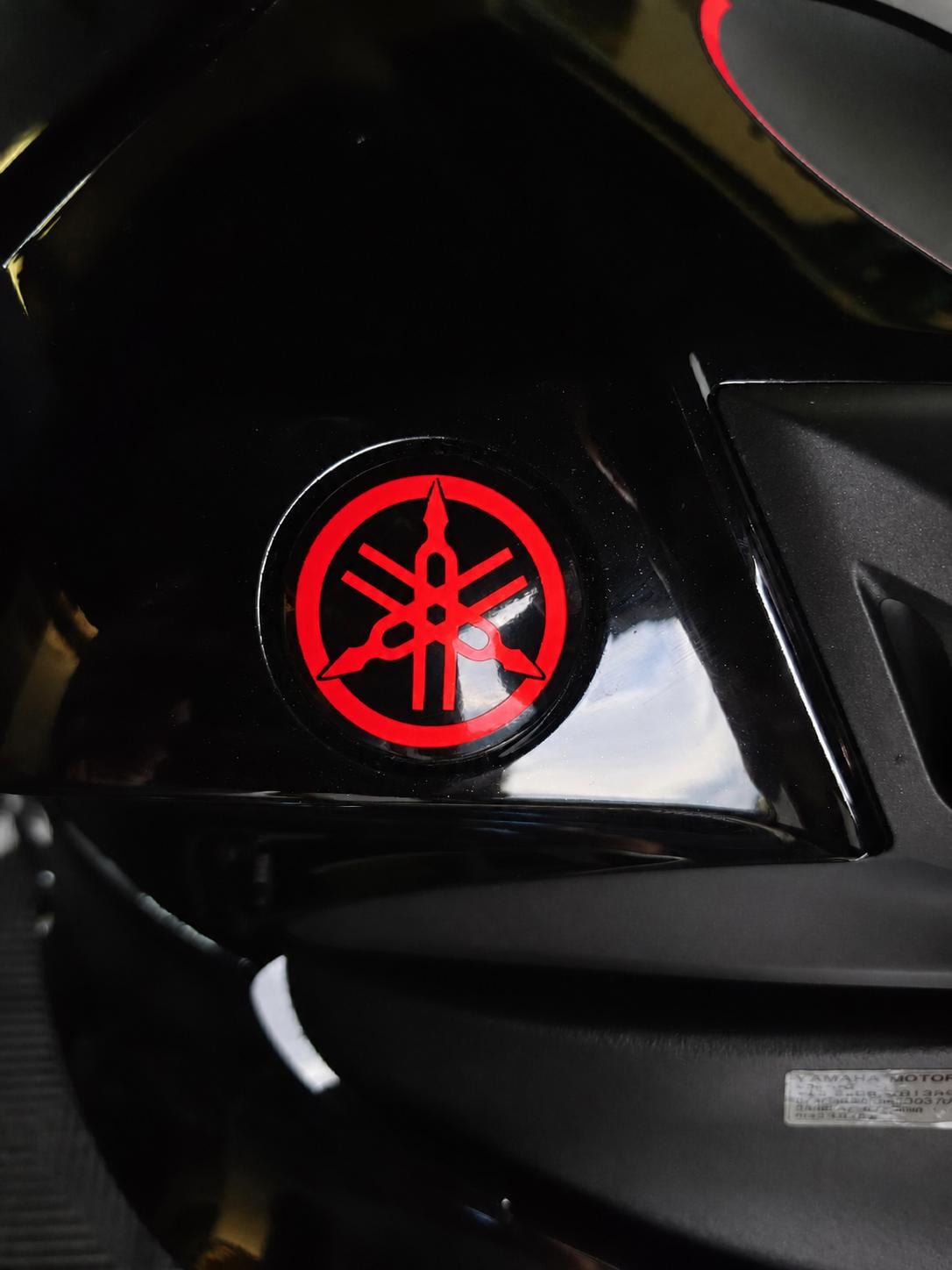 Tank-Emblem Overlay für Yamaha R- & MT-Modelle – Wunschfarbe