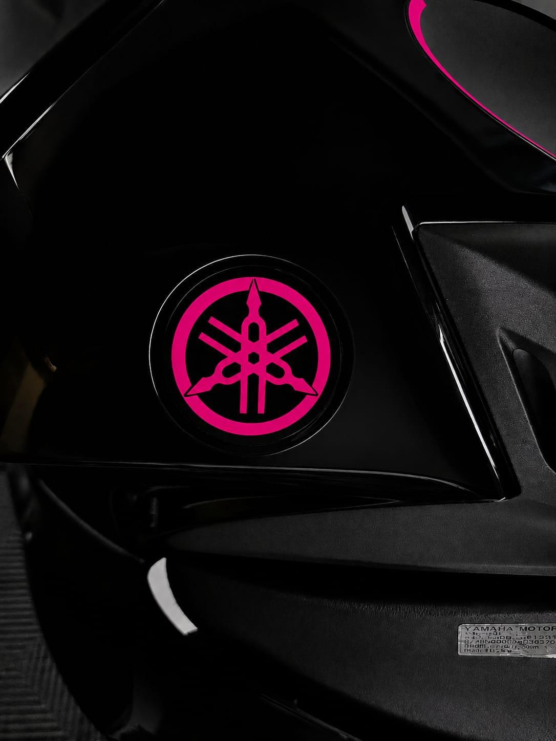 Tank-Emblem Overlay für Yamaha R- & MT-Modelle – Wunschfarbe